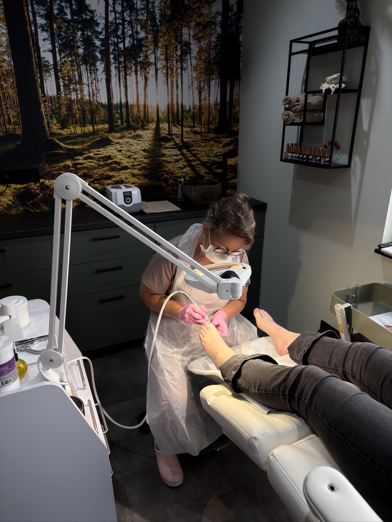 Miriam Tijssen aan het werk in haar pedicurepraktijk